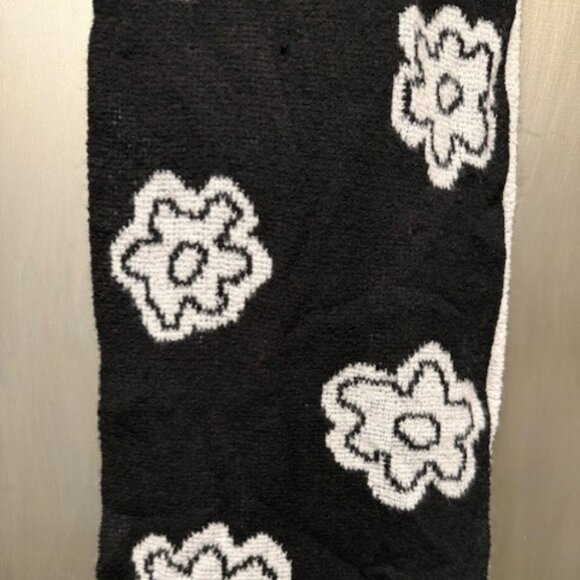 Retro Oversized Flower Black & White Scarf – Reversable - Picture 11 of 16